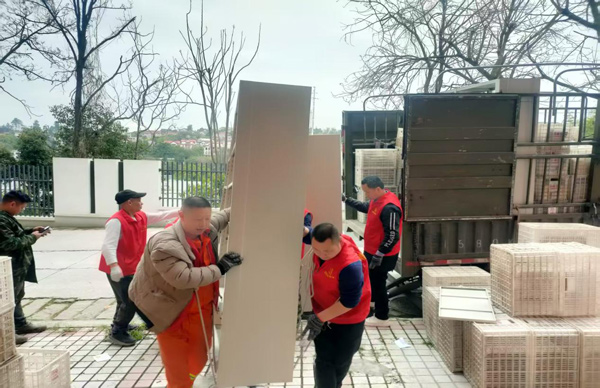 2025年3月17日重庆三峡职业学院金龙校区搬书上下架服务由重庆信则立搬家服务有限公司万州分公司承接，我们始终秉承“小心呵护，保证安全”的搬运宗旨，认真对待每一次搬家，用心对待每一位客户,将每一位顾客心爱的家具物品视为自己的家具物品来搬运。