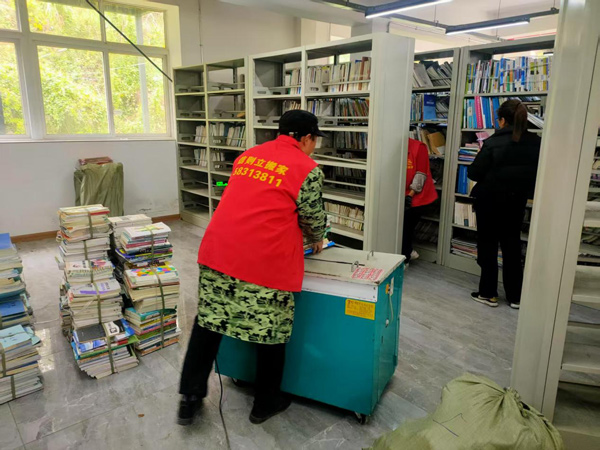 2025年3月17日重庆三峡职业学院金龙校区搬书上下架服务由重庆信则立搬家服务有限公司万州分公司承接，我们始终秉承“小心呵护，保证安全”的搬运宗旨，认真对待每一次搬家，用心对待每一位客户,将每一位顾客心爱的家具物品视为自己的家具物品来搬运。